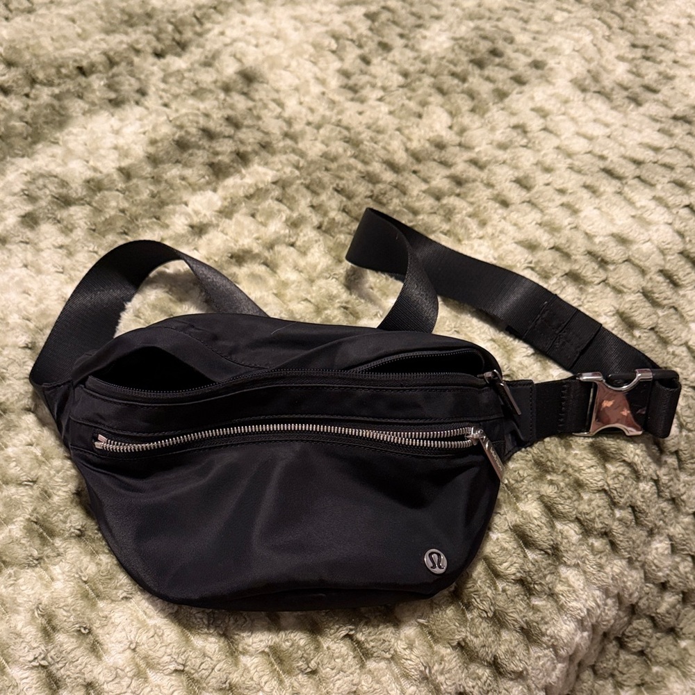 Lululemon 2.5L Black Belt Bag
